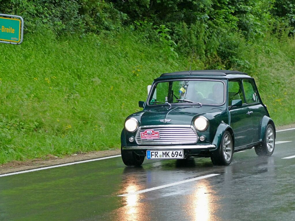 Der Mini wurde von 1959 bis ins Jahr 2000 gebaut. Hier ein Mini British Open von 1989 mit 1275 Kubikzentimetern Hubraum und 63 PS. Auch bei dem Wetter versprt Manuela Killy ein Go-Kart-Feeling.