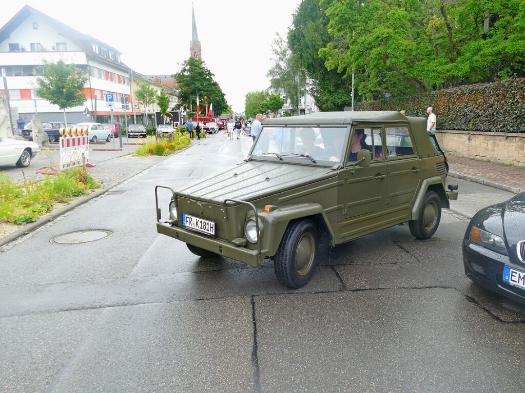 Ein VW 181 Kbelwagen. Wer kennt ihn nicht mehr aus seiner Bundeswehrzeit? Dieses schne Exemplar von 1971 befindet sich seit 1997 in Karl Maechners Hnden. Der Motor ist robust und original fr die Bundeswehr eingebaut worden.