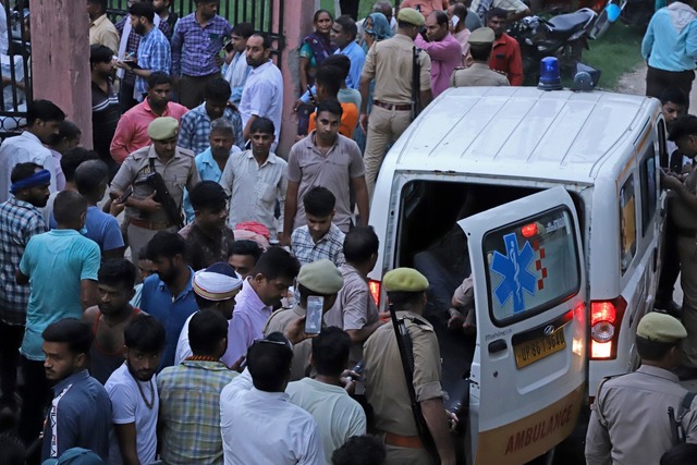 Bei einer Massenpanik in Indien sind m...storben - vor allem Frauen und Kinder.  | Foto: Manoj Aligadi/AP/dpa