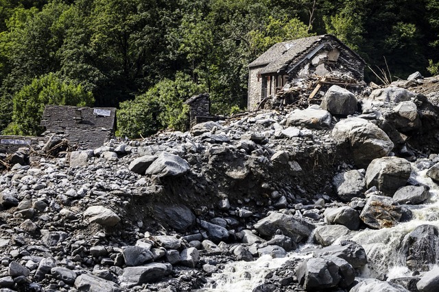Die drei Toten durch den Erdrutsch im Maggiatal kamen aus Deutschland.  | Foto: Michael Buholzer/KEYSTONE/dpa