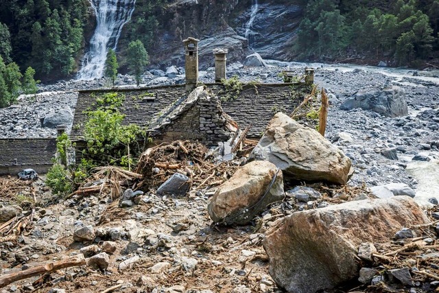 In dem Gebiet des Erdrutsches sei kein...trmte sich auf den Wegen und Straen.  | Foto: Michael Buholzer (dpa)