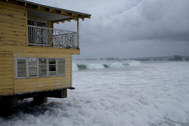 Wellen treffen auf einen Pier w&auml;hrend des Durchzugs von Hurrikan "Beryl".  | Foto: Ricardo Mazalan/AP/dpa