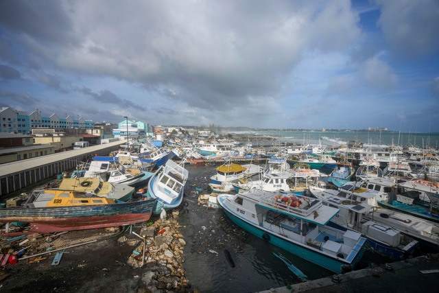 Besch&auml;digte Fischerboote liegen vor Bridgetown.  | Foto: Ricardo Mazalan/AP