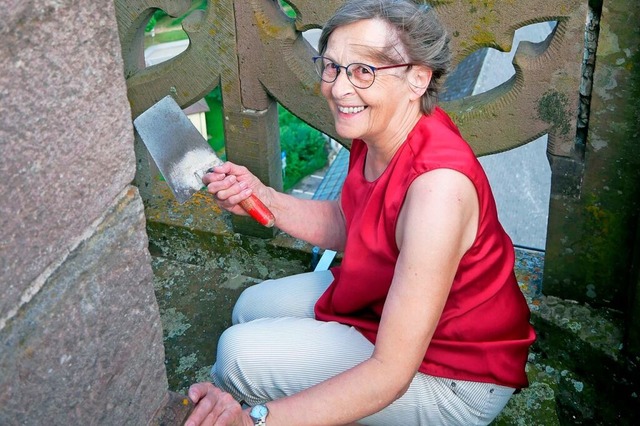 Gabi Schubnell beim Putzen mit der Maurerkelle  | Foto: Eva Korinth