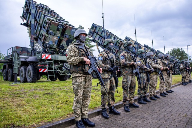 Die Ukraine erh&auml;lt weitere Munition f&uuml;r die Flugabwehr  | Foto: Jens B&uuml;ttner/dpa