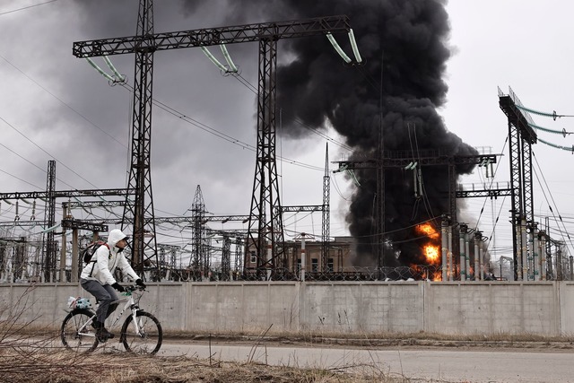 Schwere Sch&auml;den am ukrainischen Stromnetz  | Foto: Yevhen Titov/AP/dpa