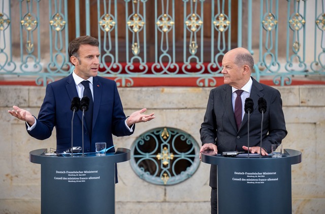 In engem Kontakt nach der Wahl in Frankreich: Macron und Scholz  | Foto: Michael Kappeler/dpa