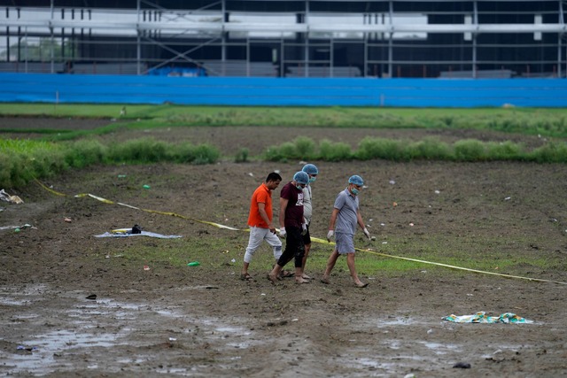 Mitglieder eines forensischen Teams untersuchen den Schauplatz einer Massenpanik  | Foto: Rajesh Kumar Singh/AP