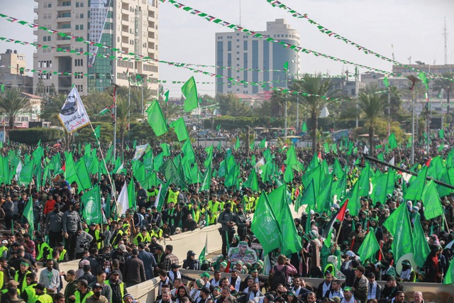 Hamas-Anhnger bei einer Kundgebung zu...dungstag der Bewegung im Dezember 2022  | Foto: Mohammed Talatene