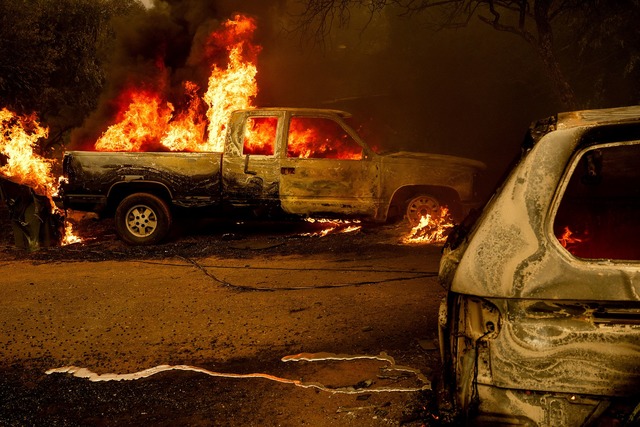 Brennende Fahrzeuge w&auml;hrend des Thompson-Feuers  | Foto: Noah Berger/AP/dpa