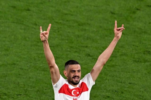 Trkischer Nationalspieler feiert sein EM-Tor mit rechtsextremen Wolfsgru – UEFA ermittelt