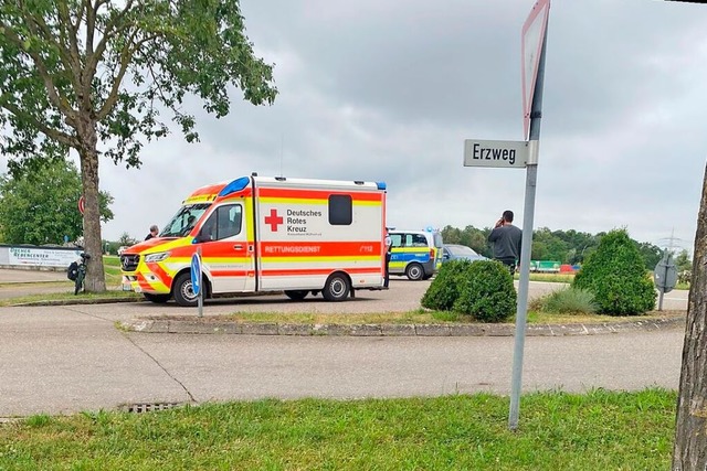 Polizei und Rettungswagen an der Unfallstelle im Sden Auggens  | Foto: privat