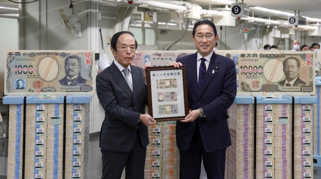 Japans Premierminister Fumio Kishida (...entieren die neuen Banknoten in Tokio.  | Foto: Uncredited/Japan Pool via Kyodo News/dpa
