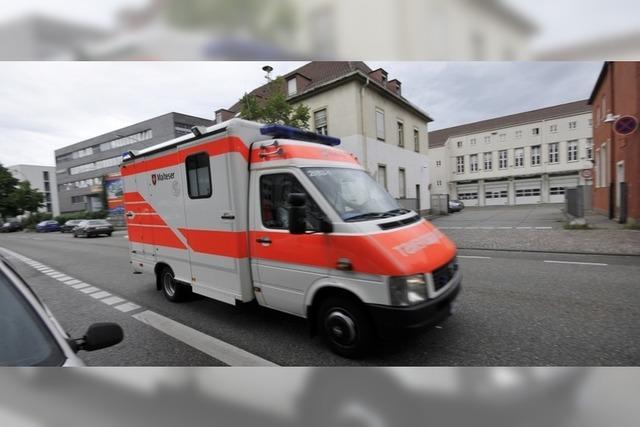 Auto kollidiert in Freiburg mit einer Straenbahn – Zwei Leichtverletzte