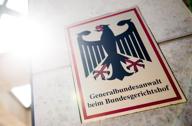 Die h&ouml;chste deutsche Anklagebeh&o...egsverbrechen festnehmen (Symbolbild).  | Foto: Christoph Schmidt/dpa