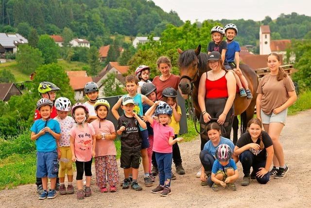 Bonndorfer Kinder durften in Dillendorf zum ersten Mal auf dem Rcken eines Pferdes sitzen