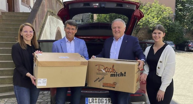 Julia Zehnle, Bruno Metz, Klaus Brodbe...haben Kartons mit Hilfsgtern gepackt.  | Foto: Stadt Ettenheim