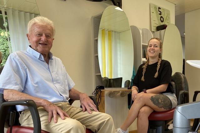 Mit 95 Jahren schneidet ein Friseur in Freiburg-Kappel noch Haare – nun bernimmt seine Enkelin