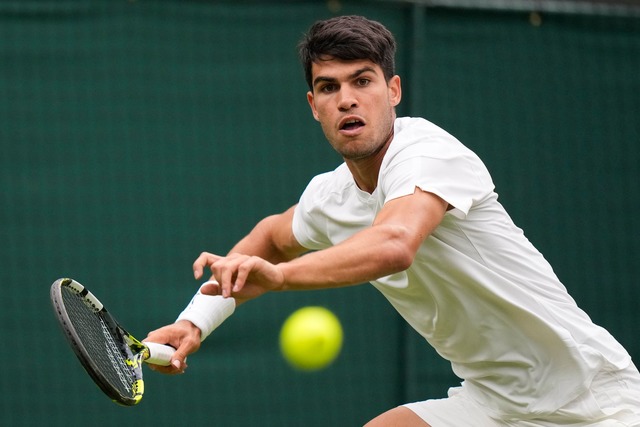 Bleibt in Wimbledon ohne Satzverlust: Carlos Alcaraz.  | Foto: Mosa'ab Elshamy/AP/dpa
