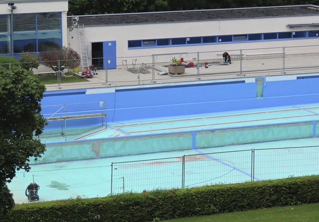 Bauarbeiter werkeln auf der Baustelle im Parkbad.   | Foto: Gerd Leutenecker