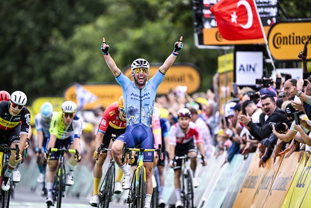 Mark Cavendish bejubelt seinen Etappensieg.  | Foto: Jasper Jacobs/Belga/dpa