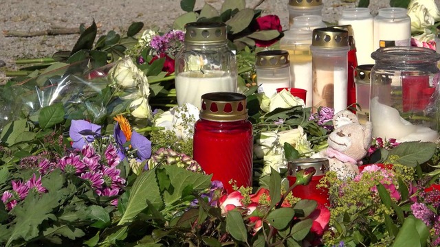 Blumen und Kerzen am Tatort in Bad Oeynhausen  | Foto: Foto: Sandra Knauthe (dpa)