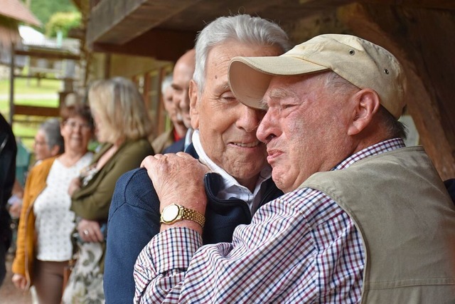 Die Kinderfreunde Andr Metzger und Be...n sich nach 80 Jahren erstmals wieder.  | Foto: Thomas Biniossek
