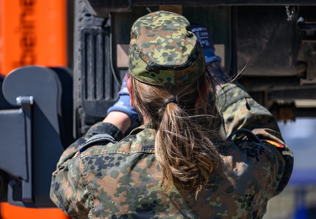 Frauen sind bei der Bundeswehr in der Minderheit.  | Foto: Robert Michael/dpa
