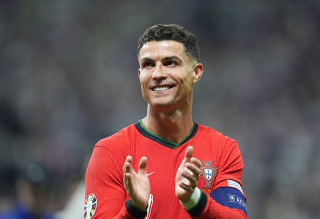 Erst verschossen, dann verwandelt: Superstar Ronaldo.  | Foto: Uwe Anspach/dpa