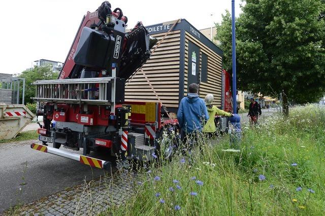 Protest verhindert das Aufstellen einer kotoilette im Freiburger kostadtteil Vauban