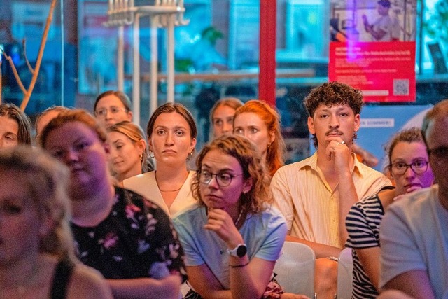 Publikum in der Poolbar  | Foto: Philipp Kupfer