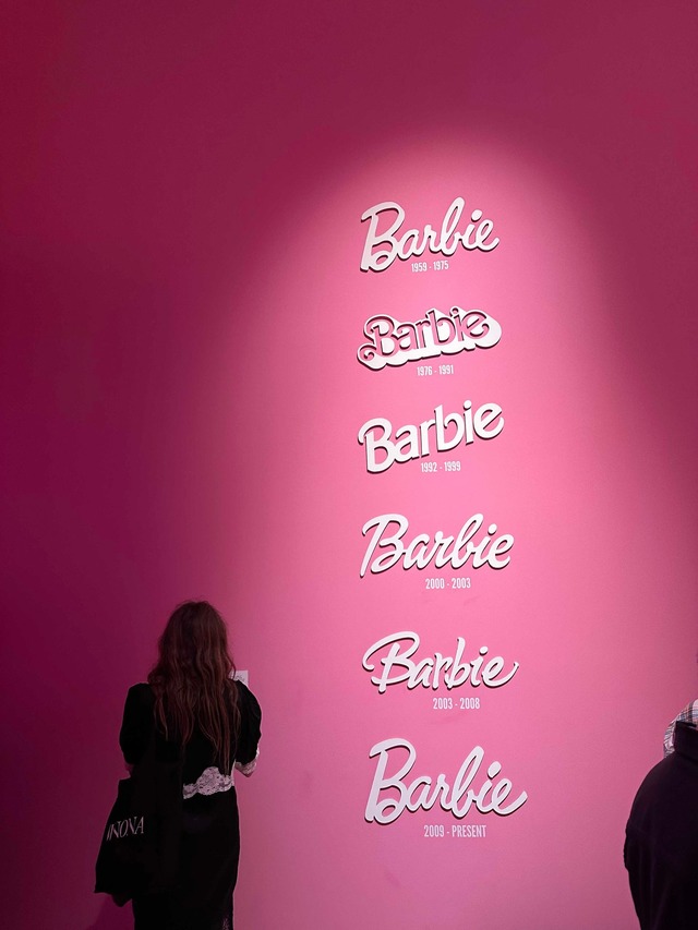 Auch der Barbie-Schriftzug hat sich immer wieder ver&auml;ndert.  | Foto: Benedikt von Imhoff/dpa