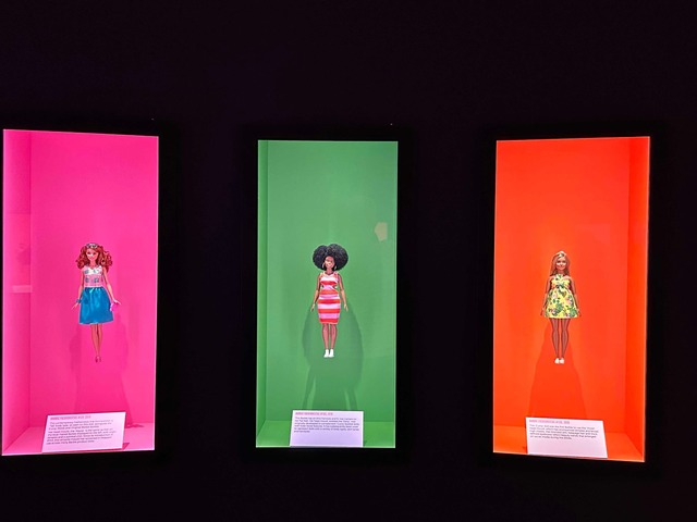 Die wechselnde Mode ist stets ein wichtiges Thema bei Barbie.  | Foto: Benedikt von Imhoff/dpa