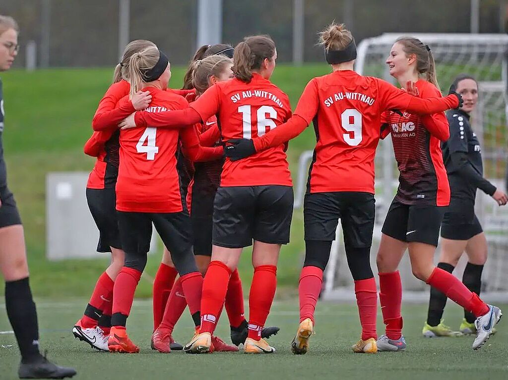 Freude bei den Spielerinnen der SG Au-Wittnau. In der neunten Saison als Landesligist glckt der Titelgewinnen und damit der Aufstieg in die Verbandsliga