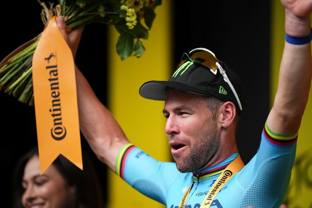 Mark Cavendish holte seinen 35. Etappenerfolg bei der Tour.  | Foto: Daniel Cole/AP/dpa