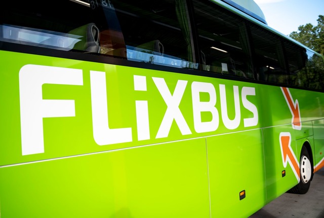 Flix, das neben Bussen auch Z&uuml;ge betreibt, hat neue Investoren.  | Foto: Fabian Sommer/dpa