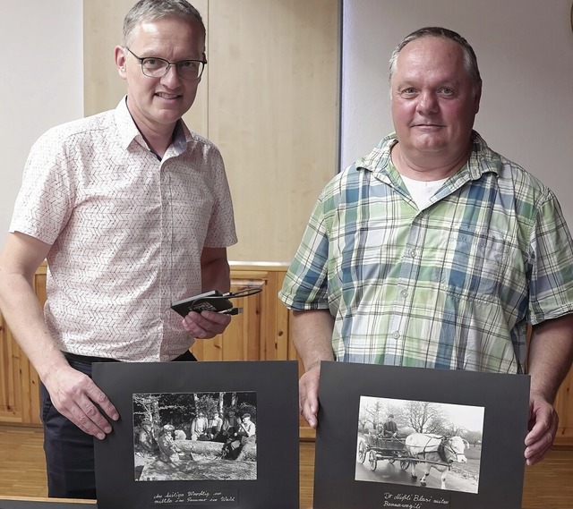 Joachim Kniebhler (rechts) bergab B... den Fotoschatz von Meinrad Schwrer.   | Foto: Jrgen Schweizer