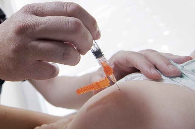 Eine Impfung gegen Masern ist auch bin... einen schweren Verlauf zu verhindern.  | Foto: Julian Stratenschulte