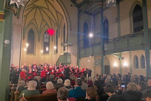 70 Musizierenden sorgen in der der evangelischen Kirche in Teningen-Kndringen fr weihnachtliche Stimmung