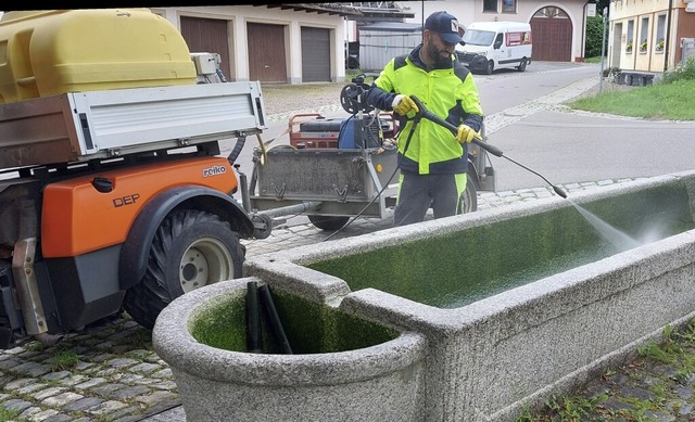 Juan Ahmad vom Bonndorfer Bauhof bekmpft die Algen mit einem Hochdruckreiniger  | Foto: Ingo Gnther