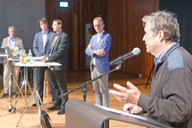 Ulrich Kleine (rechts) uerte gegenber den Experten Zweifel an Zahlen.  | Foto: Mark Alexander