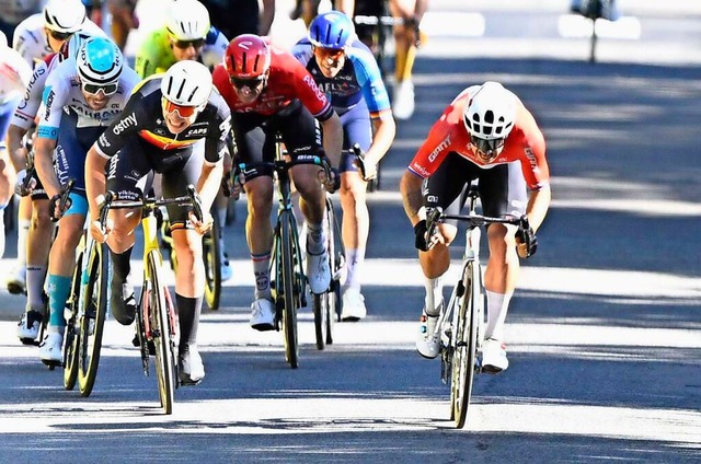 Der Niederländer Dylan Groenewegen (rechts) sprintet zum Etappensieg. | Foto: Jasper Jacobs (dpa) Der Niederländer Dylan Groenewegen (rechts) sprintet zum Etappensieg. | Foto: Jasper Jacobs (dpa)
