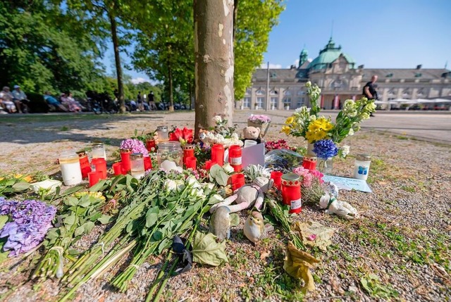 Blumen, Kerzen und handgeschriebene Tr...d erinnern an den Tod von Philippos T.  | Foto: Str (dpa)