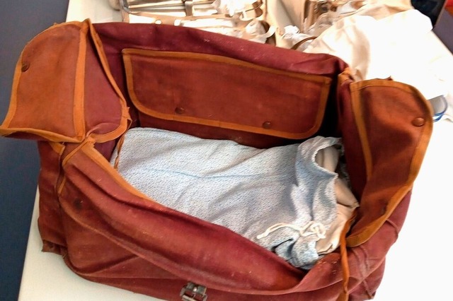 Eine Tasche, die Geschichten erzhlt. ...mme Lina von Wochenbett zu Wochenbett.  | Foto: Joachim Mller-Bremberger