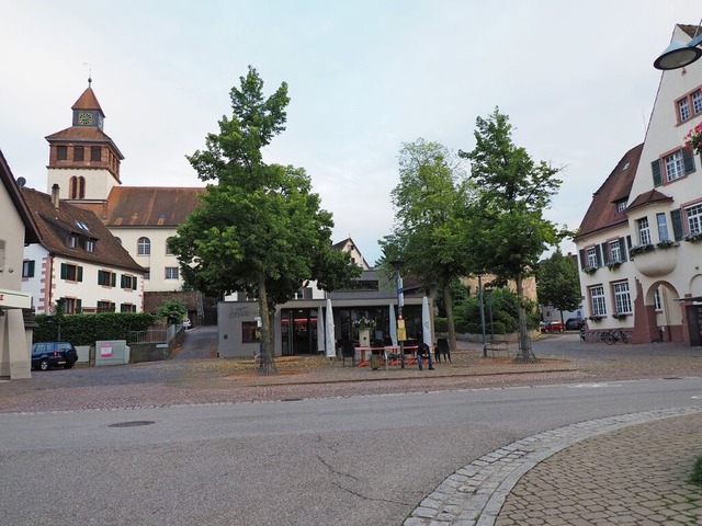 Der Platz vor dem Binzener Rathaus soll deutlich aufgewertet werden.   | Foto: Herbert Frey