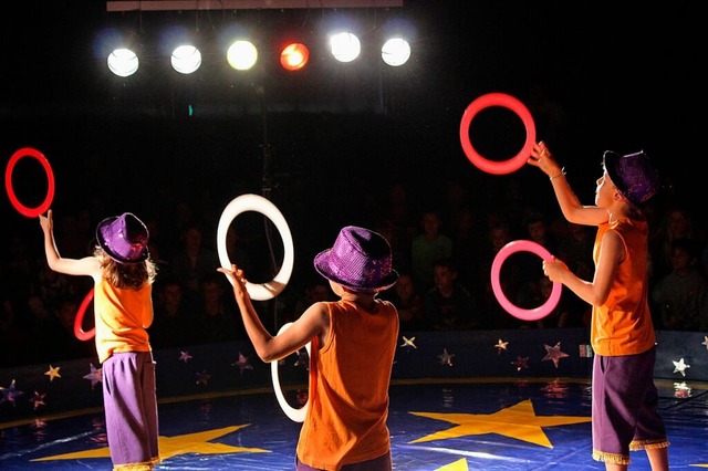 Im Zirkus Abeba lernen die Kinder unter anderem zu jonglieren.  | Foto: Zirkus Abeba