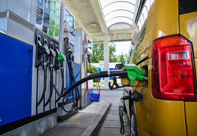 Tankstelle: Der Preisabstand zwischen Autobahn und Umland ist zuletzt gewachsen.  | Foto: Uwe Lein/dpa