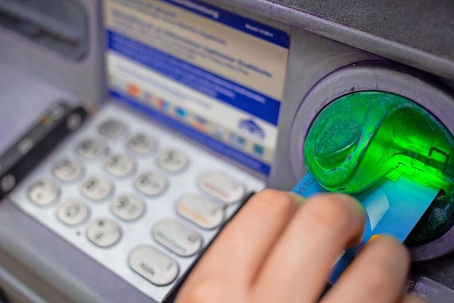 Wer ber ein Girokonto verfgt, kann an einem Geldautomaten Bargeld abheben.  | Foto: Fernando Gutierrez-Juarez (dpa)