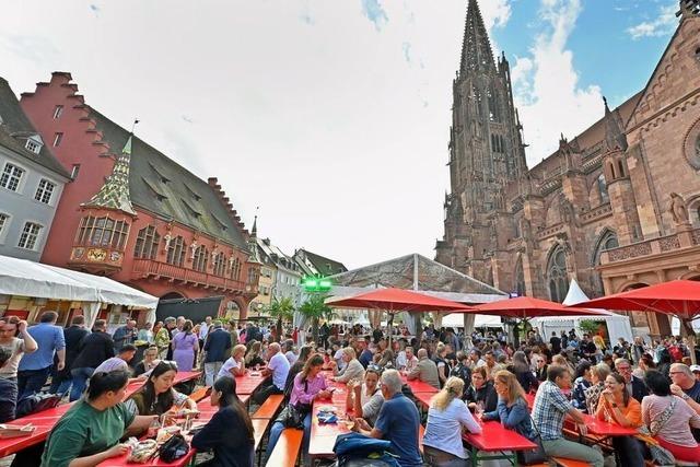 Auf dem Mnsterplatz wird das Freiburger Weinfest gefeiert
