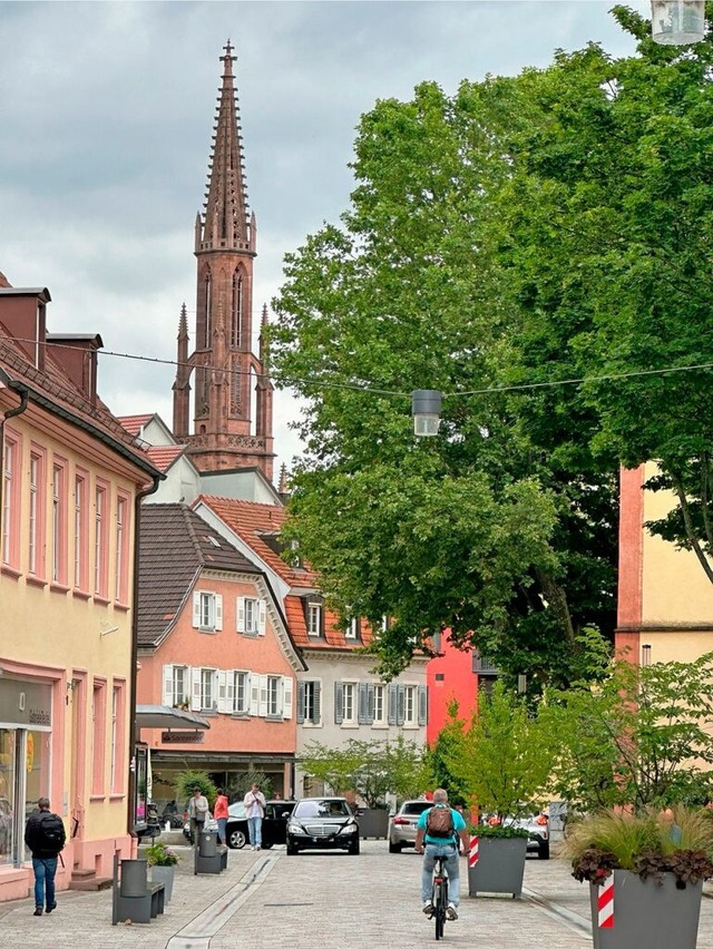 Blick in die Lange Strae, die zum Off...enplatz, Re-Carr und Rathaus gehrt.  | Foto: Helmut Seller